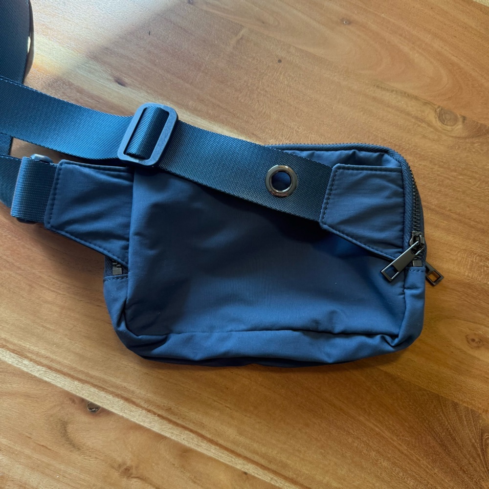 Stylish Black Crossbody Bag - Picture 2 of 3
